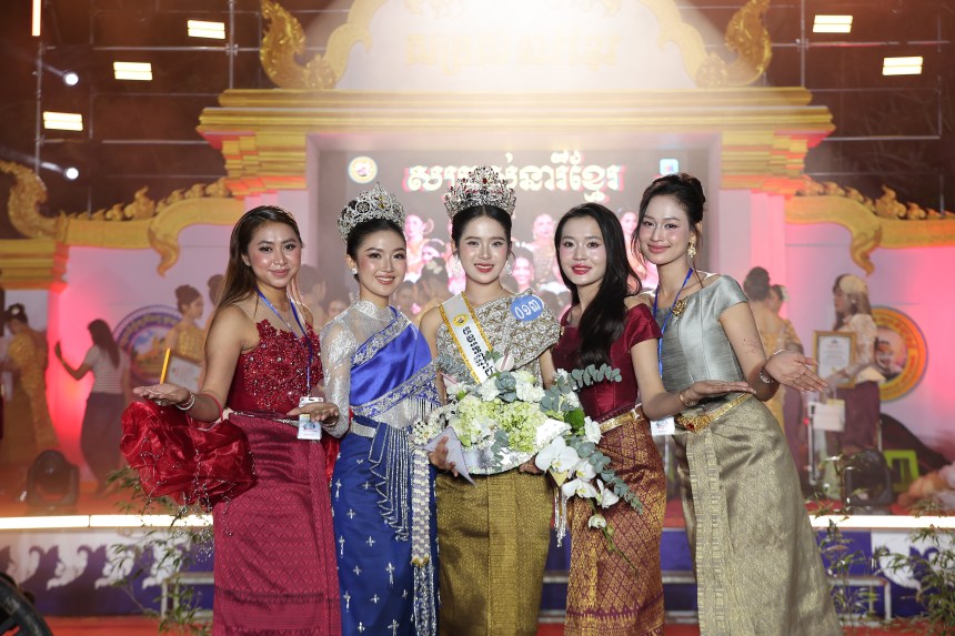 កម្មវិធីប្រឡង «សម្រស់នារីខ្មែរក្រោម» នៅស្វាយសៀមចាស់ ស្ថិតនៅក្នុងស្រុកថ្កូវ ខេត្តព្រះត្រពាំង កម្ពុជាក្រោម កាលពីថ្ងៃទី ០២ ខែមករា។ រូប៖ ផ្តល់ឱ្យ កម្មវិធីប្រឡង «សម្រស់នារីខ្មែរក្រោម» នៅស្វាយសៀមចាស់ ស្ថិតនៅក្នុងស្រុកថ្កូវ ខេត្តព្រះត្រពាំង កម្ពុជាក្រោម កាលពីថ្ងៃទី ០២ ខែមករា។ រូប៖ ផ្តល់ឱ្យ