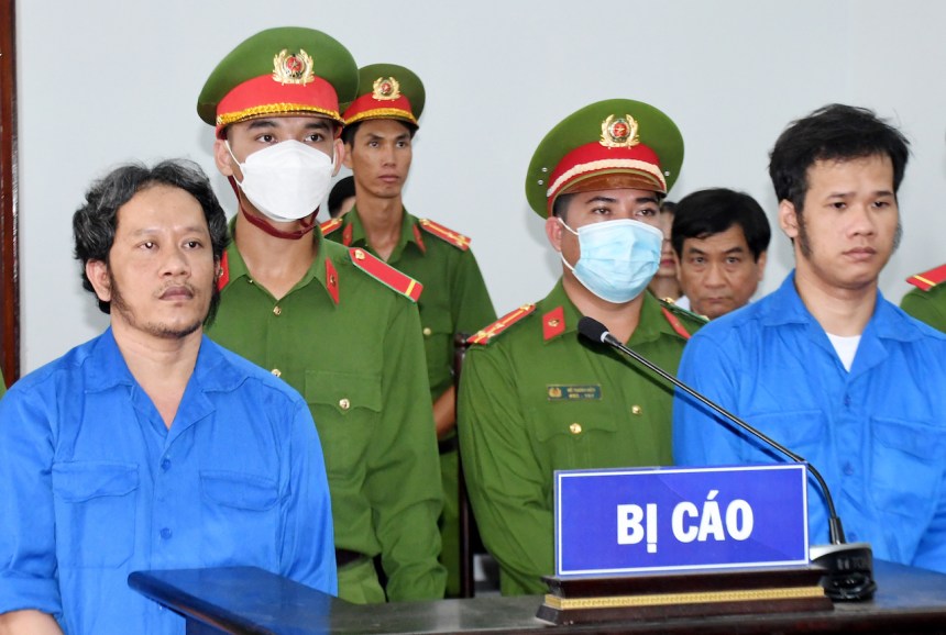 សកម្មជន​សិទ្ធិមនុស្ស​ខ្មែរ​ក្រោម លោក តោ ហ្វាងចឿង (ឆ្វេង) និងលោក ថាច់ កឿង នៅ​ក្នុង​សវនាការ​តុលាការ​ប្រទេស​វៀតណាម។ រូប៖ សារព័ត៌មាន​ត្រាវិញ (Báo Trà Vinh)