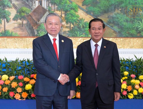 លោក ហ៊ុន សែន ប្រធានគណបក្សប្រជាជនកម្ពុជា និងលោក តូ ឡឺម (ឆ្វេង) អគ្គលេខាធិការមជ្ឈិមបក្សកុម្មុយនីស្តវៀតណាម ជួបពិភាក្សាក្នុងកិច្ចប្រជុំកំពូលរវាងគណបក្សទាំងពីរនៅរាជធានីភ្នំពេញ កាលពីថ្ងៃទី ០៦ ខែកុម្ភៈ ឆ្នាំ ២០២៦។ រូប៖ ទំព័រហ្វេសប៊ុកលោក ហ៊ុន សែន លោក ហ៊ុន សែន ប្រធានគណបក្សប្រជាជនកម្ពុជា និងលោក តូ ឡឺម (ឆ្វេង) អគ្គលេខាធិការមជ្ឈិមបក្សកុម្មុយនីស្តវៀតណាម ជួបពិភាក្សាក្នុងកិច្ចប្រជុំកំពូលរវាងគណបក្សទាំងពីរនៅរាជធានីភ្នំពេញ កាលពីថ្ងៃទី ០៦ ខែកុម្ភៈ ឆ្នាំ ២០២៦។ រូប៖ ទំព័រហ្វេសប៊ុកលោក ហ៊ុន សែន