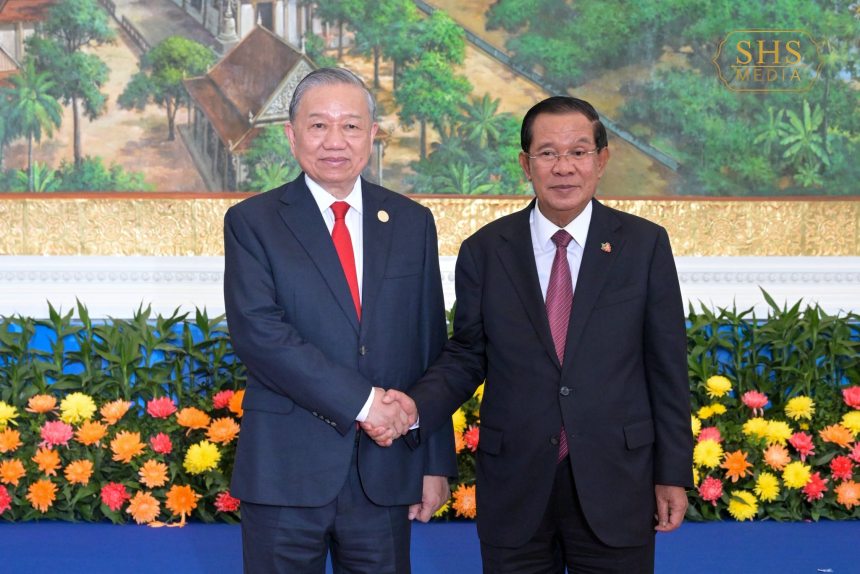 លោក ហ៊ុន សែន ប្រធានគណបក្សប្រជាជនកម្ពុជា និងលោក តូ ឡឺម (ឆ្វេង) អគ្គលេខាធិការមជ្ឈិមបក្សកុម្មុយនីស្តវៀតណាម ជួបពិភាក្សាក្នុងកិច្ចប្រជុំកំពូលរវាងគណបក្សទាំងពីរនៅរាជធានីភ្នំពេញ កាលពីថ្ងៃទី ០៦ ខែកុម្ភៈ ឆ្នាំ ២០២៦។ រូប៖ ទំព័រហ្វេសប៊ុកលោក ហ៊ុន សែន លោក ហ៊ុន សែន ប្រធានគណបក្សប្រជាជនកម្ពុជា និងលោក តូ ឡឺម (ឆ្វេង) អគ្គលេខាធិការមជ្ឈិមបក្សកុម្មុយនីស្តវៀតណាម ជួបពិភាក្សាក្នុងកិច្ចប្រជុំកំពូលរវាងគណបក្សទាំងពីរនៅរាជធានីភ្នំពេញ កាលពីថ្ងៃទី ០៦ ខែកុម្ភៈ ឆ្នាំ ២០២៦។ រូប៖ ទំព័រហ្វេសប៊ុកលោក ហ៊ុន សែន