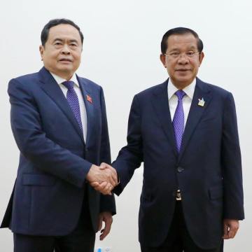 ប្រធានរដ្ឋសភាវៀតណាម ជិន ថាញ់មិន (ឆ្វេង) និងប្រធានព្រឹទ្ធសភាកម្ពុជា លោក ហ៊ុន សែន ។ © SHS Media