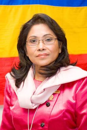 អ្នកស្រី កឿង សាខន អ្នកនិពន្ធបទចម្រៀងជាតិនិយមខ្មែរ និង ល្ខោននិយាយរឿង “ចៅ ហ្វាយ គុយ” នៃផលិតកម្មខ្មែរក្រោម ដែលមានលោក សឺង ខាន់ ជាចាងហ្វាង ។