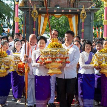 អង្គ​កឋិនទាន ដែល​​មន្ត្រី​ជាន់​ខ្ពស់​ក្នុង​ជួរ​រដ្ឋាភិបាល​ពីប្រទេសកម្ពុជា​ ហែ​ចូល​វត្តស្វាយ​សៀមថ្មី ខេត្ត​ព្រះត្រពាំង នៅថ្ងៃទី៥ ខែវិច្ឆិកា ឆ្នាំ២០២៤។ (រូប៖ ហ្វេសប៊ុកលោក ហ៊ុន សែន)