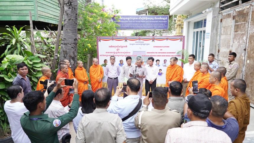 ខ្មែរក្រោមនៅកម្ពុជា តវ៉ា និងដាក់ញត្តិទាមទារឱ្យវៀតណាមដោះលែងព្រះសង្ឃ និងពលរដ្ឋខ្មែរក្រោម ១៦ អង្គ/នាក់ កាលពីថ្ងៃទី ២៩ ខែមេសា ឆ្នាំ ២០២៥។ រូប៖ សារព័ត៌មាន ព្រៃនគរ ខ្មែរក្រោមនៅកម្ពុជា តវ៉ា និងដាក់ញត្តិទាមទារឱ្យវៀតណាមដោះលែងព្រះសង្ឃ និងពលរដ្ឋខ្មែរក្រោម ១៦ អង្គ/នាក់ កាលពីថ្ងៃទី ២៩ ខែមេសា ឆ្នាំ ២០២៥។ រូប៖ សារព័ត៌មាន ព្រៃនគរ