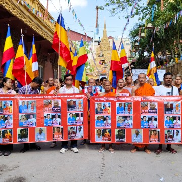 ពលរដ្ឋនិងព្រះសង្ឃខ្មែរក្រោមប្រមាណ១០០នាក់ បានប្រមូលផ្តុំគ្នានៅវត្តសាមគ្គីរង្សី ក្នុងខណ្ឌមានជ័យ រាជធានីភ្នំពេញ ដើម្បីធ្វើបាតុកម្មប្រឆាំងនឹងអាជ្ញាធរនៃរដ្ឋាភិបាលវៀតណាម ដែលចាប់ឃុំខ្លួនព្រះសង្ឃ និងសកម្មជនខ្មែរក្រោម ដាក់ពន្ធនាគារ និងយកញត្តិទៅដាក់នៅក្រសួងការបរទេសកម្ពូជា កាលពីថ្ងៃទី ២៤ ខែមេសា។ (រូប៖ ពលរដ្ឋផ្ដល់ឱ្យ) ពលរដ្ឋនិងព្រះសង្ឃខ្មែរក្រោមប្រមាណ១០០នាក់ បានប្រមូលផ្តុំគ្នានៅវត្តសាមគ្គីរង្សី ក្នុងខណ្ឌមានជ័យ រាជធានីភ្នំពេញ ដើម្បីធ្វើបាតុកម្មប្រឆាំងនឹងអាជ្ញាធរនៃរដ្ឋាភិបាលវៀតណាម ដែលចាប់ឃុំខ្លួនព្រះសង្ឃ និងសកម្មជនខ្មែរក្រោម ដាក់ពន្ធនាគារ និងយកញត្តិទៅដាក់នៅក្រសួងការបរទេសកម្ពូជា កាលពីថ្ងៃទី ២៤ ខែមេសា។ (រូប៖ ពលរដ្ឋផ្ដល់ឱ្យ)