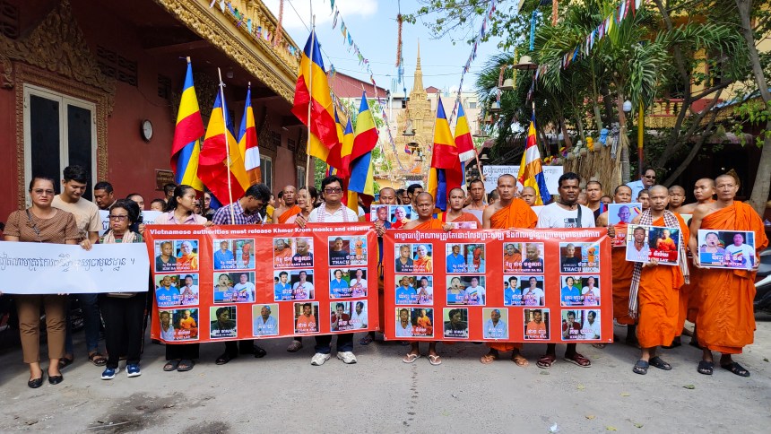 ពលរដ្ឋនិងព្រះសង្ឃខ្មែរក្រោមប្រមាណ១០០នាក់ បានប្រមូលផ្តុំគ្នានៅវត្តសាមគ្គីរង្សី ក្នុងខណ្ឌមានជ័យ រាជធានីភ្នំពេញ ដើម្បីធ្វើបាតុកម្មប្រឆាំងនឹងអាជ្ញាធរនៃរដ្ឋាភិបាលវៀតណាម ដែលចាប់ឃុំខ្លួនព្រះសង្ឃ និងសកម្មជនខ្មែរក្រោម ដាក់ពន្ធនាគារ និងយកញត្តិទៅដាក់នៅក្រសួងការបរទេសកម្ពូជា កាលពីថ្ងៃទី ២៤ ខែមេសា។ (រូប៖ ពលរដ្ឋផ្ដល់ឱ្យ) ពលរដ្ឋនិងព្រះសង្ឃខ្មែរក្រោមប្រមាណ១០០នាក់ បានប្រមូលផ្តុំគ្នានៅវត្តសាមគ្គីរង្សី ក្នុងខណ្ឌមានជ័យ រាជធានីភ្នំពេញ ដើម្បីធ្វើបាតុកម្មប្រឆាំងនឹងអាជ្ញាធរនៃរដ្ឋាភិបាលវៀតណាម ដែលចាប់ឃុំខ្លួនព្រះសង្ឃ និងសកម្មជនខ្មែរក្រោម ដាក់ពន្ធនាគារ និងយកញត្តិទៅដាក់នៅក្រសួងការបរទេសកម្ពូជា កាលពីថ្ងៃទី ២៤ ខែមេសា។ (រូប៖ ពលរដ្ឋផ្ដល់ឱ្យ)