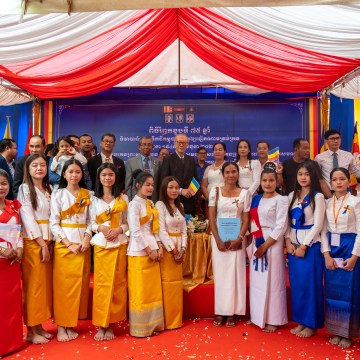 ពលរដ្ឋចូលរួមពិធីរំឮកខួប ៧៥ ឆ្នាំ បារាំង​ផ្ទេរទឹកដីកម្ពុជាក្រោម​ ទៅឱ្យ​វៀតណាម នៅវត្តសាមគ្គីរង្សី រាជធានីភ្នំពេញ។ រូប៖ សារព័ត៌មាន ព្រៃនគរ