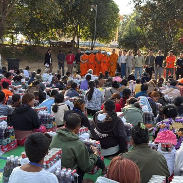 តំណាងសហព័ន្ធខ្មែរកម្ពុជាក្រោម នាំយកស្បៀងអាហារចែកជូនដល់ជនភៀសសឹកនៅស្រុកវាលវែង ខេត្តពោធិ៍សាត់ កាលពីថ្ងៃទី ១១ ខែមករា ឆ្នាំ ២០២៦។ រូបៈ ស៊ឺន ចែងចើន តំណាងសហព័ន្ធខ្មែរកម្ពុជាក្រោម នាំយកស្បៀងអាហារចែកជូនដល់ជនភៀសសឹកនៅស្រុកវាលវែង ខេត្តពោធិ៍សាត់ កាលពីថ្ងៃទី ១១ ខែមករា ឆ្នាំ ២០២៦។ រូបៈ ស៊ឺន ចែងចើន