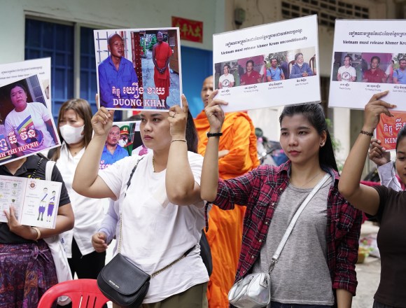 ខ្មែរក្រោមនៅកម្ពុជា តវ៉ា និងដាក់ញត្តិទាមទារឱ្យវៀតណាមដោះលែងព្រះសង្ឃ និងពលរដ្ឋខ្មែរក្រោម ១៦ អង្គ/នាក់ កាលពីថ្ងៃទី ២៩ ខែមេសា ឆ្នាំ ២០២៥។ រូប៖ សារព័ត៌មាន ព្រៃនគរ ខ្មែរក្រោមនៅកម្ពុជា តវ៉ា និងដាក់ញត្តិទាមទារឱ្យវៀតណាមដោះលែងព្រះសង្ឃ និងពលរដ្ឋខ្មែរក្រោម ១៦ អង្គ/នាក់ កាលពីថ្ងៃទី ២៩ ខែមេសា ឆ្នាំ ២០២៥។ រូប៖ សារព័ត៌មាន ព្រៃនគរ