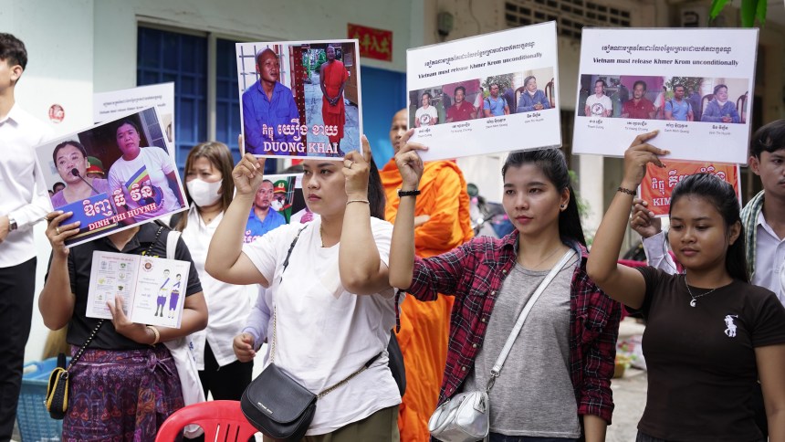 ខ្មែរក្រោមនៅកម្ពុជា តវ៉ា និងដាក់ញត្តិទាមទារឱ្យវៀតណាមដោះលែងព្រះសង្ឃ និងពលរដ្ឋខ្មែរក្រោម ១៦ អង្គ/នាក់ កាលពីថ្ងៃទី ២៩ ខែមេសា ឆ្នាំ ២០២៥។ រូប៖ សារព័ត៌មាន ព្រៃនគរ ខ្មែរក្រោមនៅកម្ពុជា តវ៉ា និងដាក់ញត្តិទាមទារឱ្យវៀតណាមដោះលែងព្រះសង្ឃ និងពលរដ្ឋខ្មែរក្រោម ១៦ អង្គ/នាក់ កាលពីថ្ងៃទី ២៩ ខែមេសា ឆ្នាំ ២០២៥។ រូប៖ សារព័ត៌មាន ព្រៃនគរ