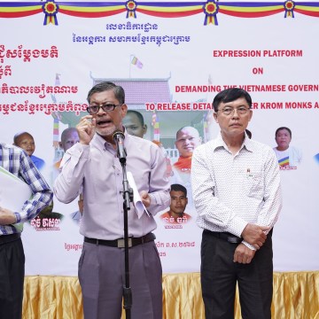 បណ្ឌិត សឺន ជុំជួន ថ្លែងសារ ក្នុងពិធីសម្តែងមតិតវ៉ាទាមទារឱ្យវៀតណាមដោះលែងព្រះសង្ឃ និងពលរដ្ឋខ្មែរក្រោម ១៦ អង្គ/នាក់ កាលពីថ្ងៃទី ២៩ ខែមេសា ឆ្នាំ ២០២៥។ រូប៖ សារព័ត៌មាន ព្រៃនគរ បណ្ឌិត សឺន ជុំជួន ថ្លែងសារ ក្នុងពិធីសម្តែងមតិតវ៉ាទាមទារឱ្យវៀតណាមដោះលែងព្រះសង្ឃ និងពលរដ្ឋខ្មែរក្រោម ១៦ អង្គ/នាក់ កាលពីថ្ងៃទី ២៩ ខែមេសា ឆ្នាំ ២០២៥។ រូប៖ សារព័ត៌មាន ព្រៃនគរ