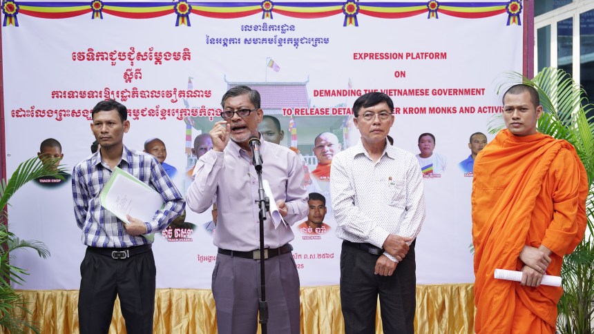 បណ្ឌិត សឺន ជុំជួន ថ្លែងសារ ក្នុងពិធីសម្តែងមតិតវ៉ា​ទាមទារ​ឱ្យ​វៀតណាម​ដោះលែង​ព្រះ​សង្ឃ និង​ពលរដ្ឋ​ខ្មែរ​ក្រោម ​១៦​ អង្គ/នាក់​ កាលពីថ្ងៃទី ២៩ ខែមេសា ឆ្នាំ ២០២៥។ រូប៖ សារព័ត៌មាន ព្រៃនគរ