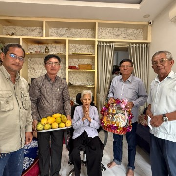 តំណាង​អង្គការ សមាគម​ខ្មែរ​កម្ពុជា​ក្រោម សួរសុខទុក្ខ​ម្តាយ​លោក​បណ្ឌិត សឺ​ន ជុំ​ជួន គឺលោកយាយ ថាច់ សា​រ៉េ​ន ក្នុងឱកាស​បុណ្យចូលឆ្នាំ​ថ្មី​ប្រពៃណី​ជាតិខ្មែរ​ ។