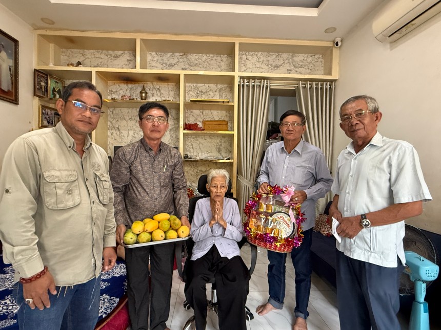 តំណាង​អង្គការ សមាគម​ខ្មែរ​កម្ពុជា​ក្រោម សួរសុខទុក្ខ​ម្តាយ​លោក​បណ្ឌិត សឺ​ន ជុំ​ជួន គឺលោកយាយ ថាច់ សា​រ៉េ​ន ក្នុងឱកាស​បុណ្យចូលឆ្នាំ​ថ្មី​ប្រពៃណី​ជាតិខ្មែរ​ ។